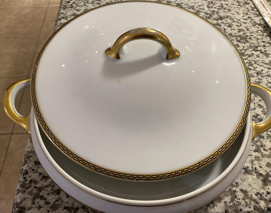 ROB367 Round Covered Vegetable by Royal Bayreuth-1
