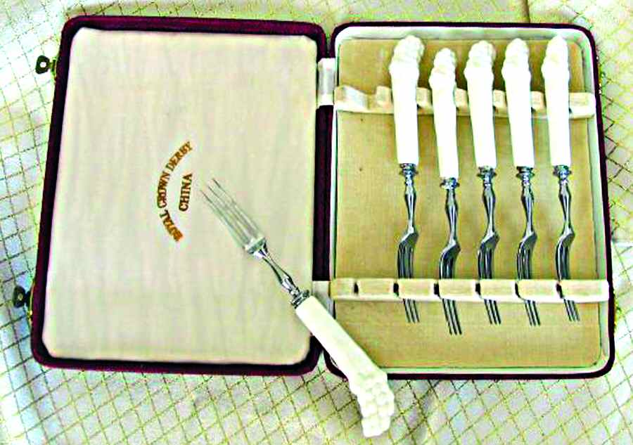 Vine White Individual Fruit Fork with Stainless Tines by Royal Crown Derby-1
