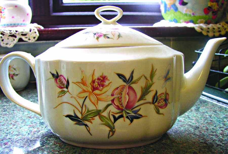 RWI202 Teapot & Lid by Royal Winton-1