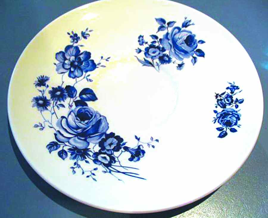 RTZ1 Saucer by Royal Norcrest-1