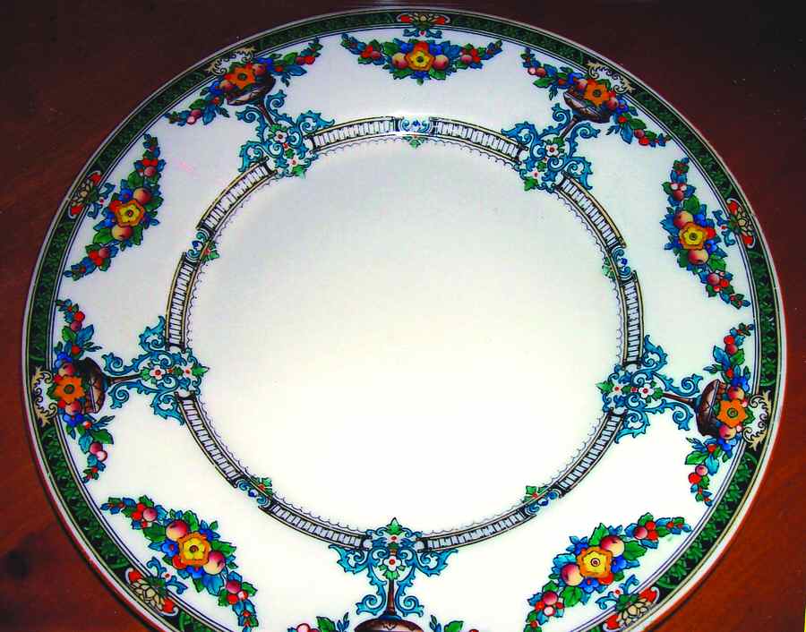 RD258 Dinner Plate by Royal Doulton-1