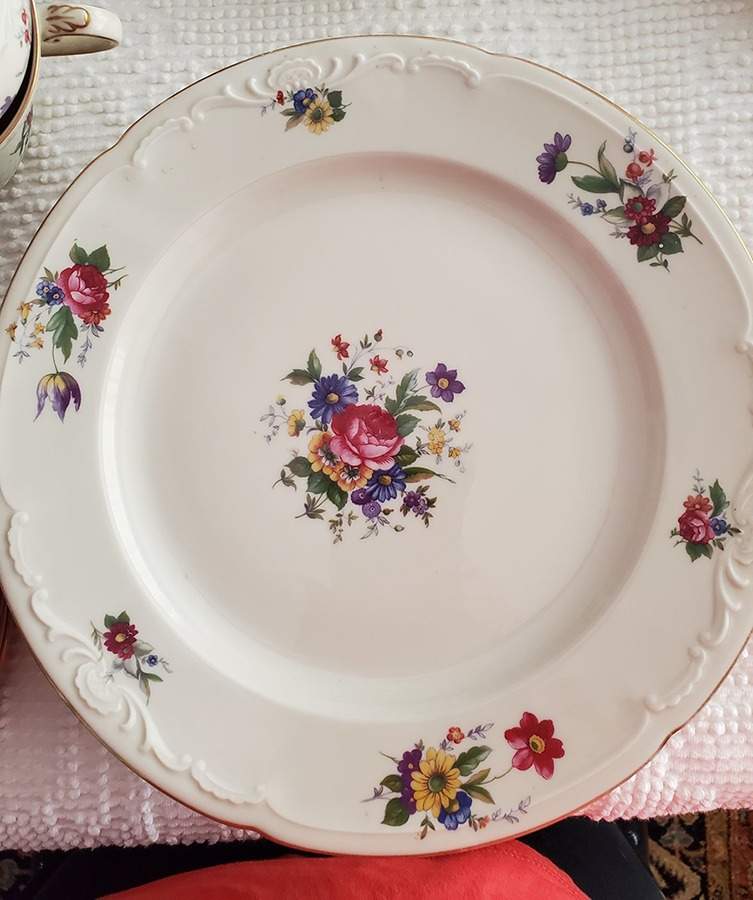 ROB379 Dinner Plate by Royal Bayreuth-1