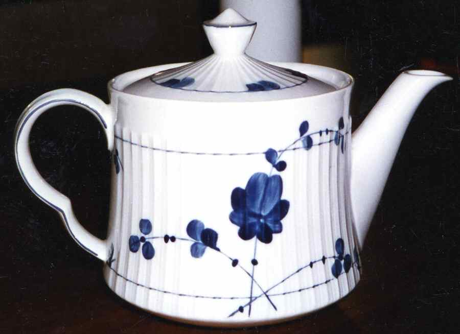 RW196 Teapot & Lid by Royal Worcester-1
