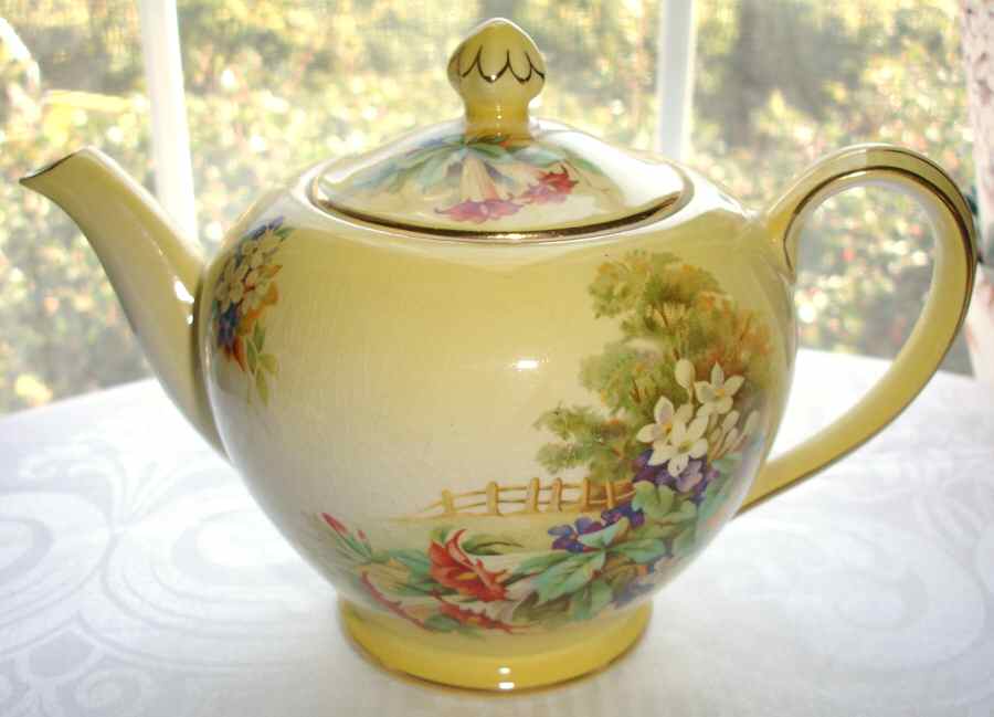 7717 Teapot & Lid by Royal Winton-1