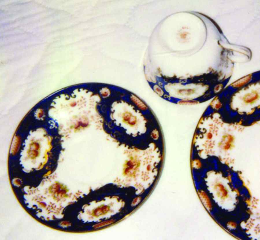 ROA89 (Smooth) Footed Cup & Saucer Set by Royal Albert-1