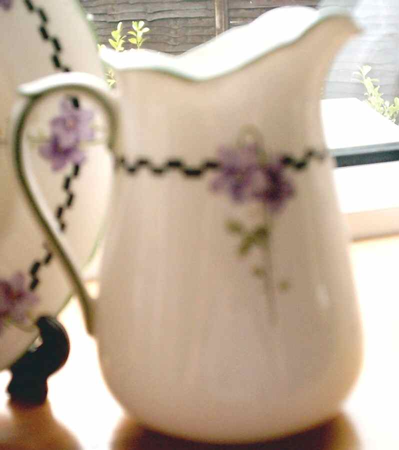 E9929 Creamer by Royal Doulton-1