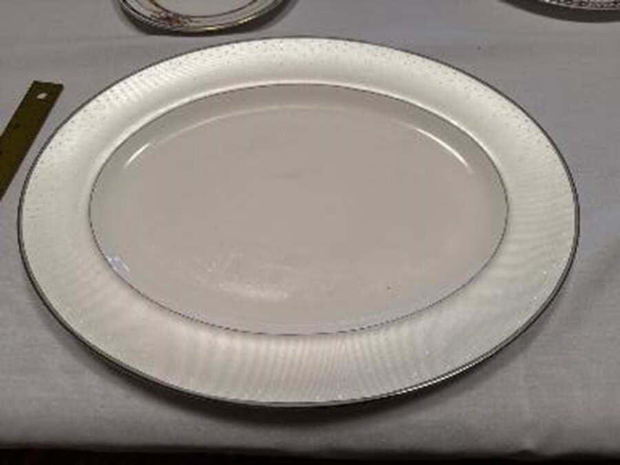 Pointe d'Esprit 15" Oval Serving Platter by Royal Doulton-1
