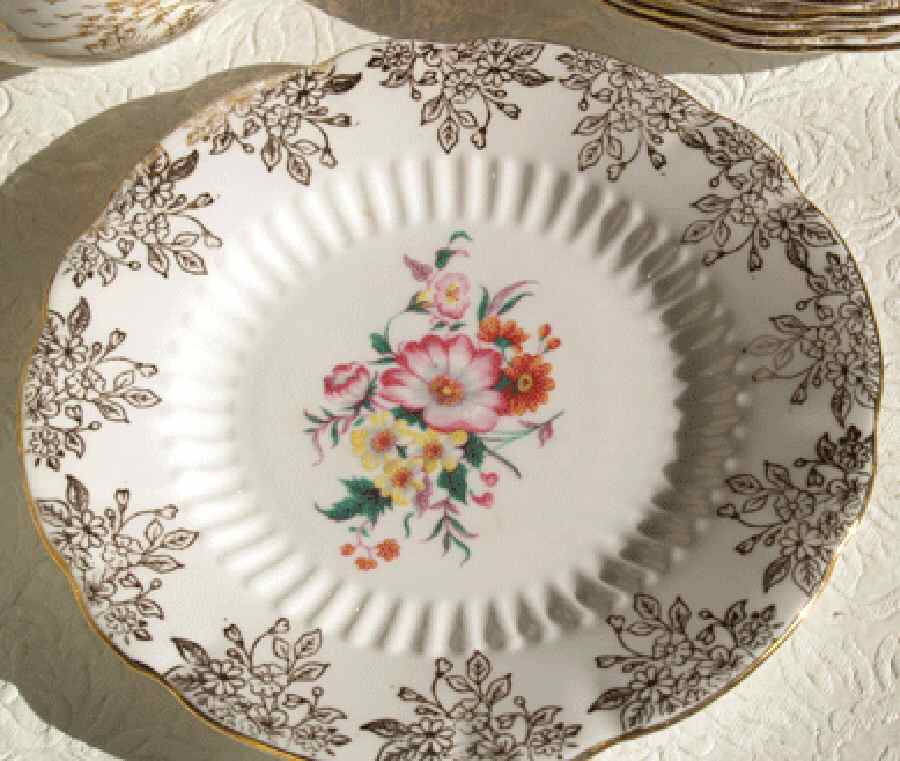 R586 Dinner Plate by Roslyn (England)-1