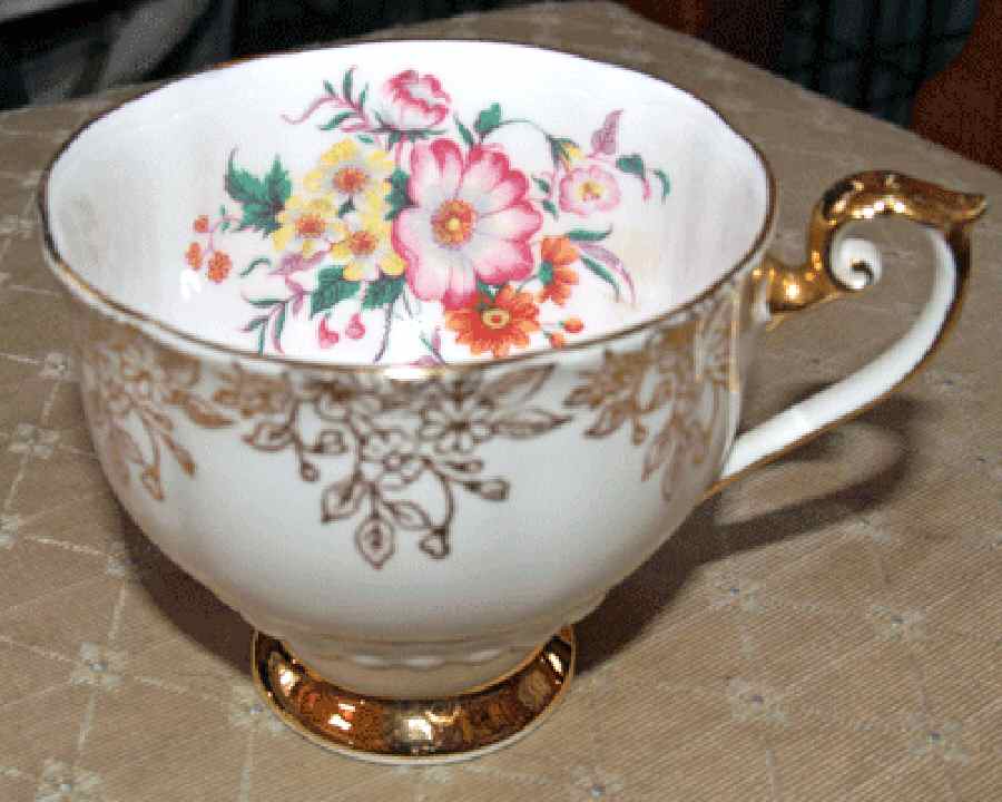 R586 Footed Cup by Roslyn (England)-1
