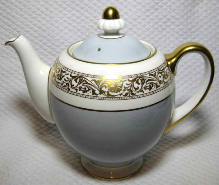 H4895 Teapot & Lid by Royal Doulton-1