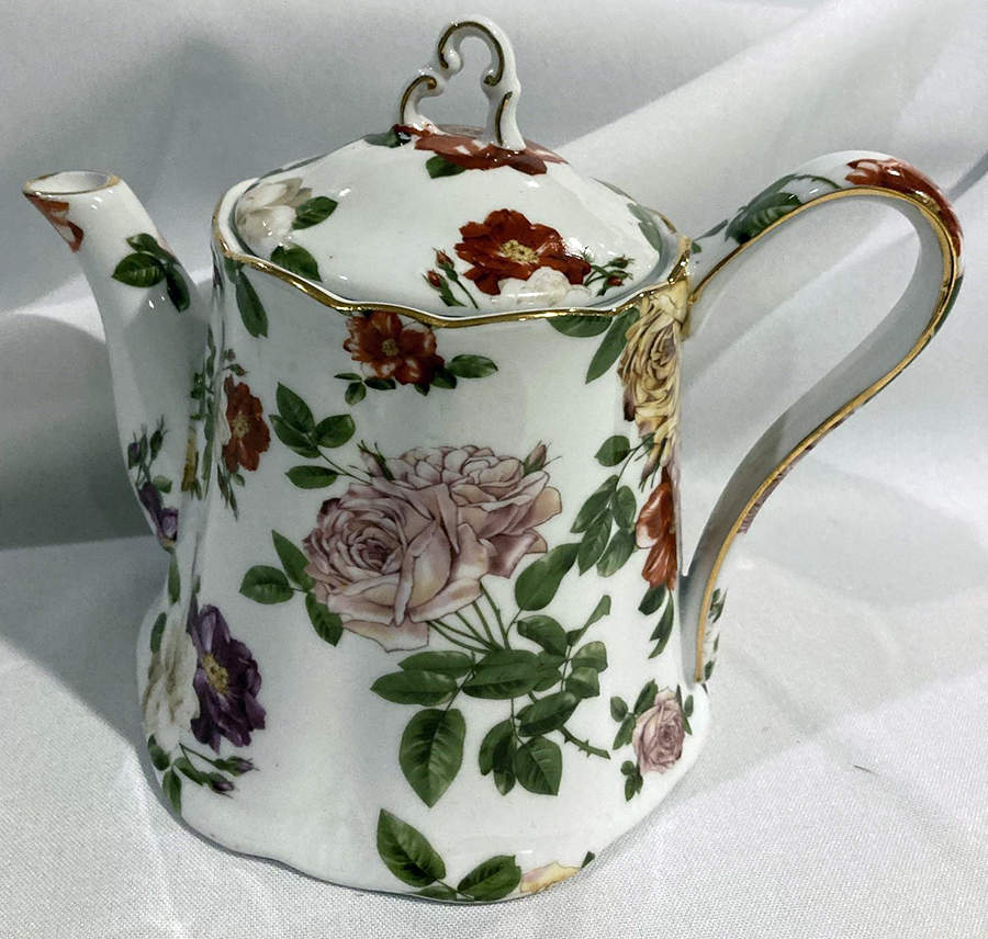 RDV8 (Gold Trim) Teapot & Lid by Royal Danube-1