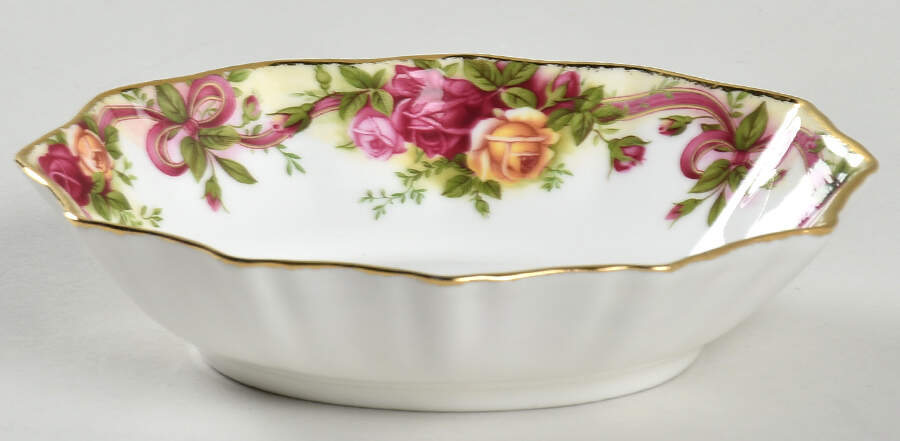 Old Country Roses (Classic Collection V) Oval Sweet Meat Dish by Royal Albert-1