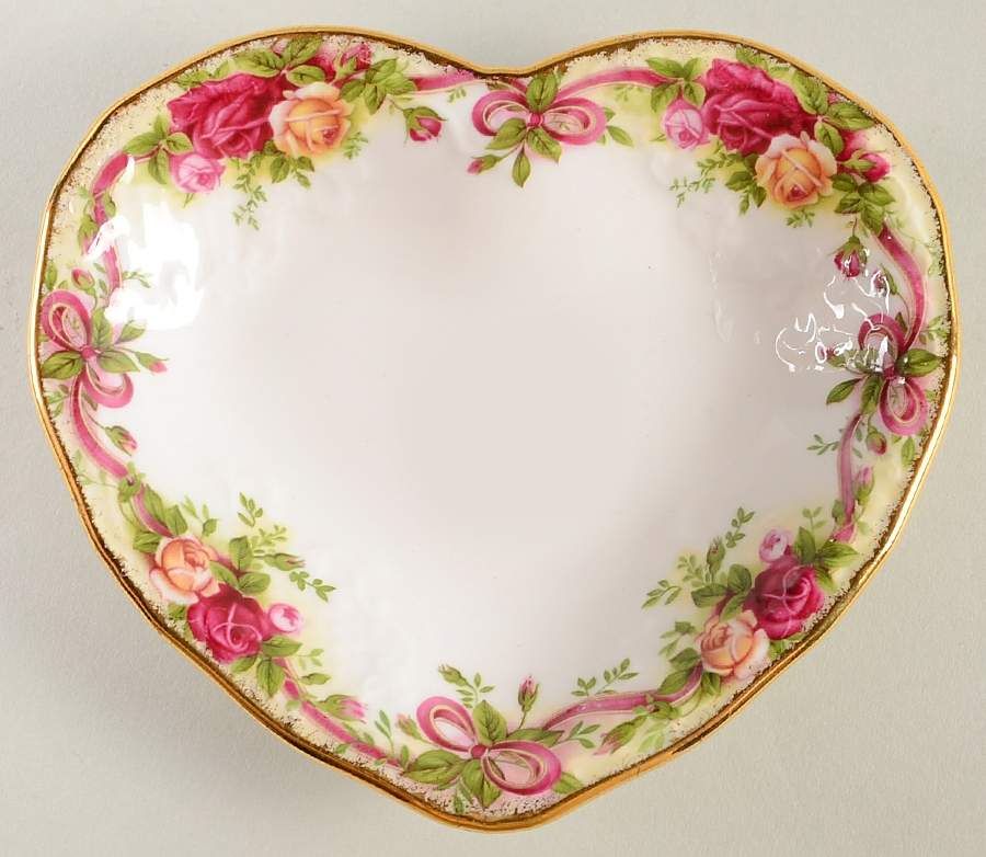Old Country Roses (Classic Collection V) Heart Shaped Dish by Royal Albert-1