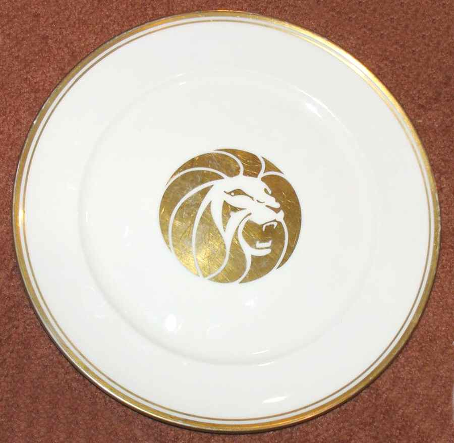 RD298 Dinner Plate by Royal Doulton-1