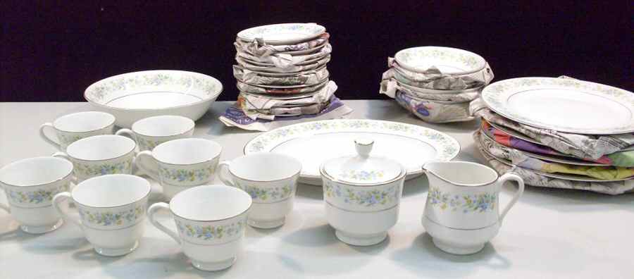 Garland Dinner Plate by Rose (Japan)-1