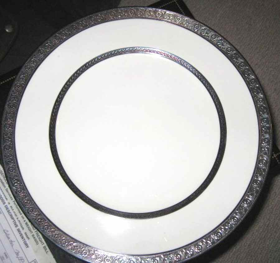 ROC197 Dinner Plate by Royal Cauldon-1