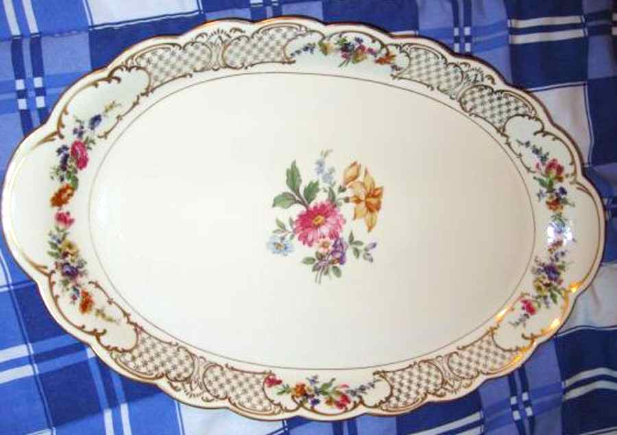 ROB419 12" Oval Serving Platter by Royal Bayreuth-1