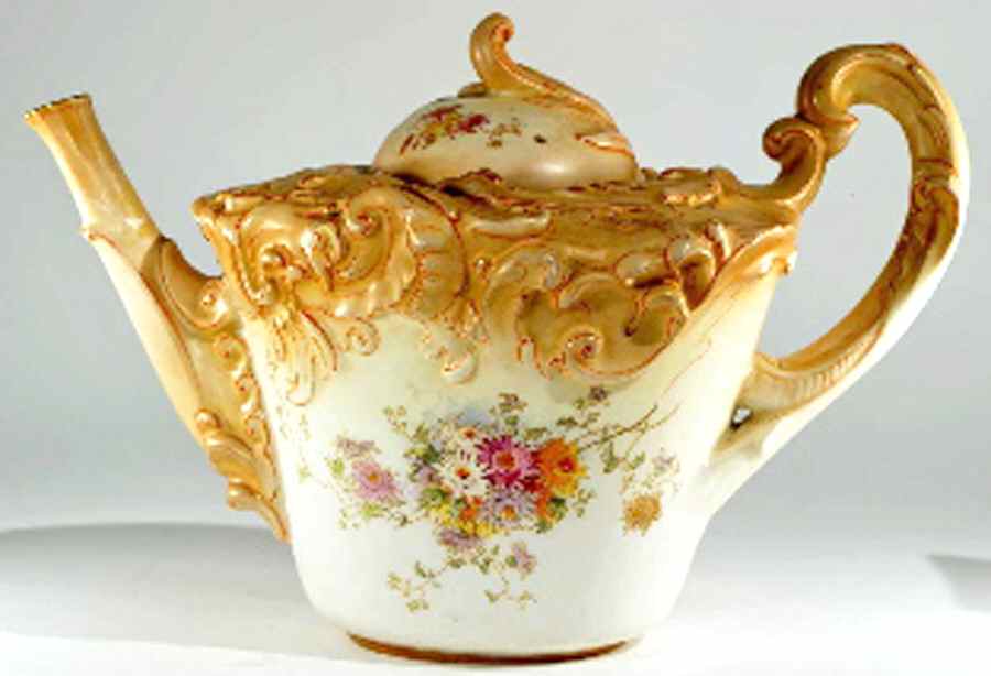 C4298 Teapot & Lid by Royal Doulton-1