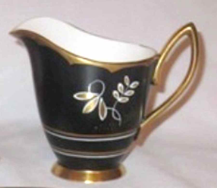 ROA246 Creamer by Royal Albert-1