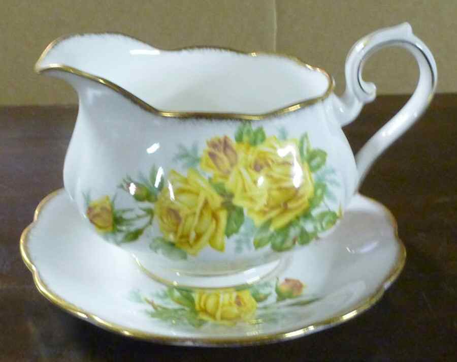 ROA247 Gravy Boat & Underplate by Royal Albert-1
