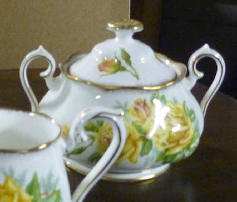 ROA247 Sugar Bowl & Lid by Royal Albert-1