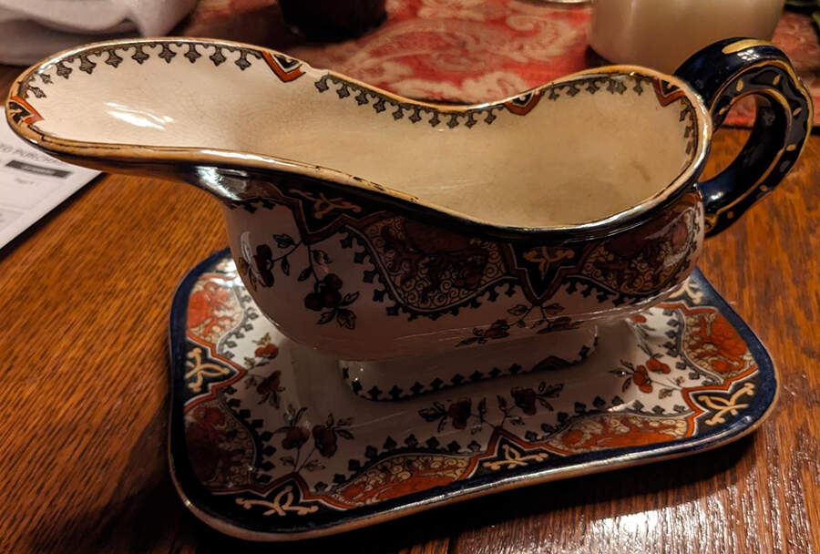 Alma (Smooth, Floral Center) Gravy Boat & Underplate by Royal Doulton-1