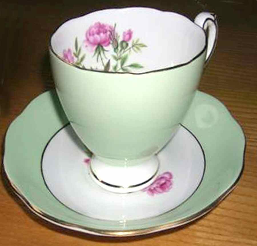 R816 Footed Cup & Saucer Set by Roslyn (England)-1