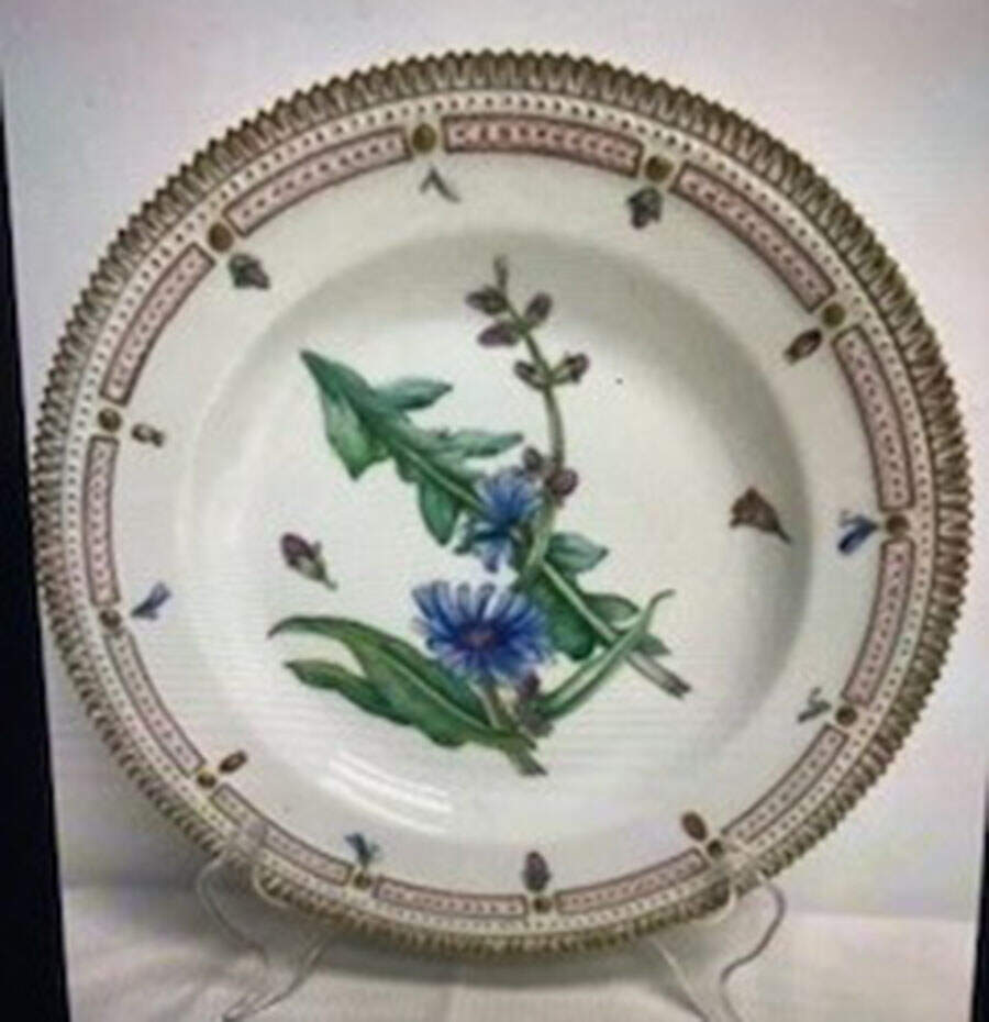 Flora Danica (1790 To 1960) Dinner Plate-Bikgrie uchorium inlubis by Royal Copenhagen-1
