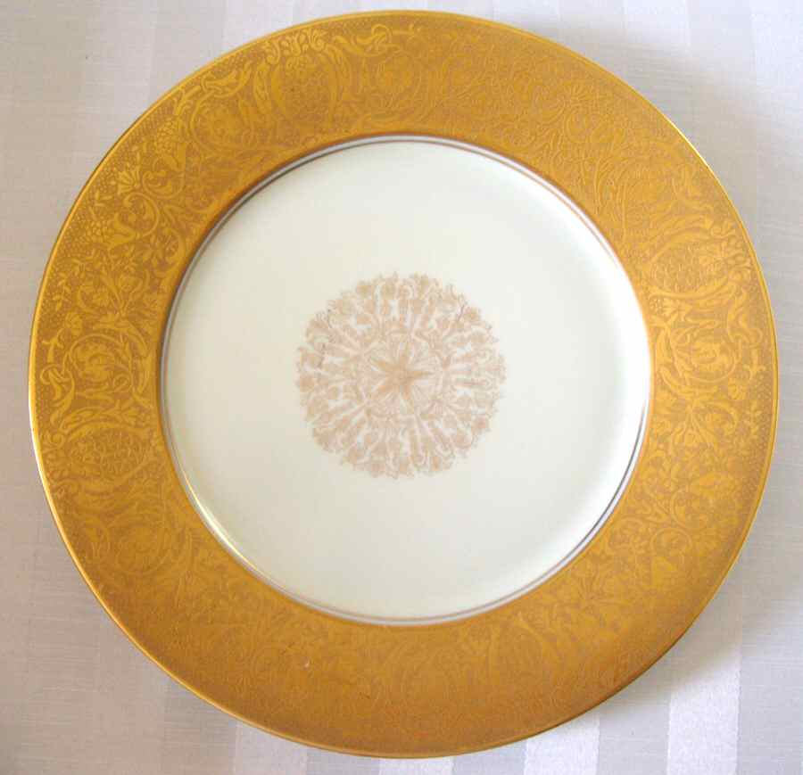 1032 Dinner Plate by Royal Bayreuth-1
