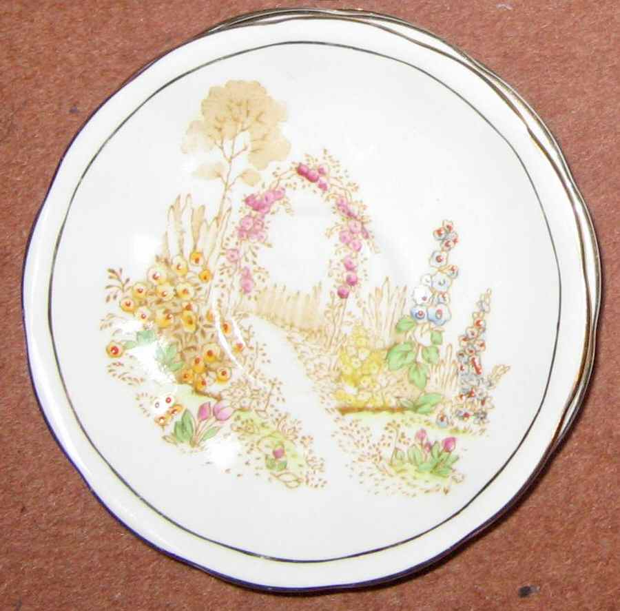 8504 Saucer by Roslyn (England)-1