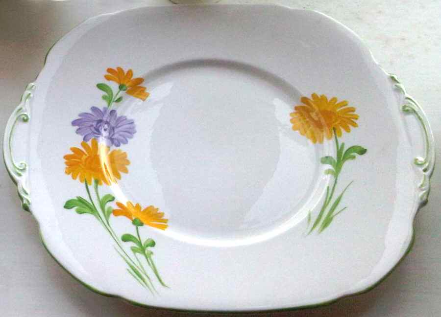 5569 Cake Plate by Roslyn (England)-1