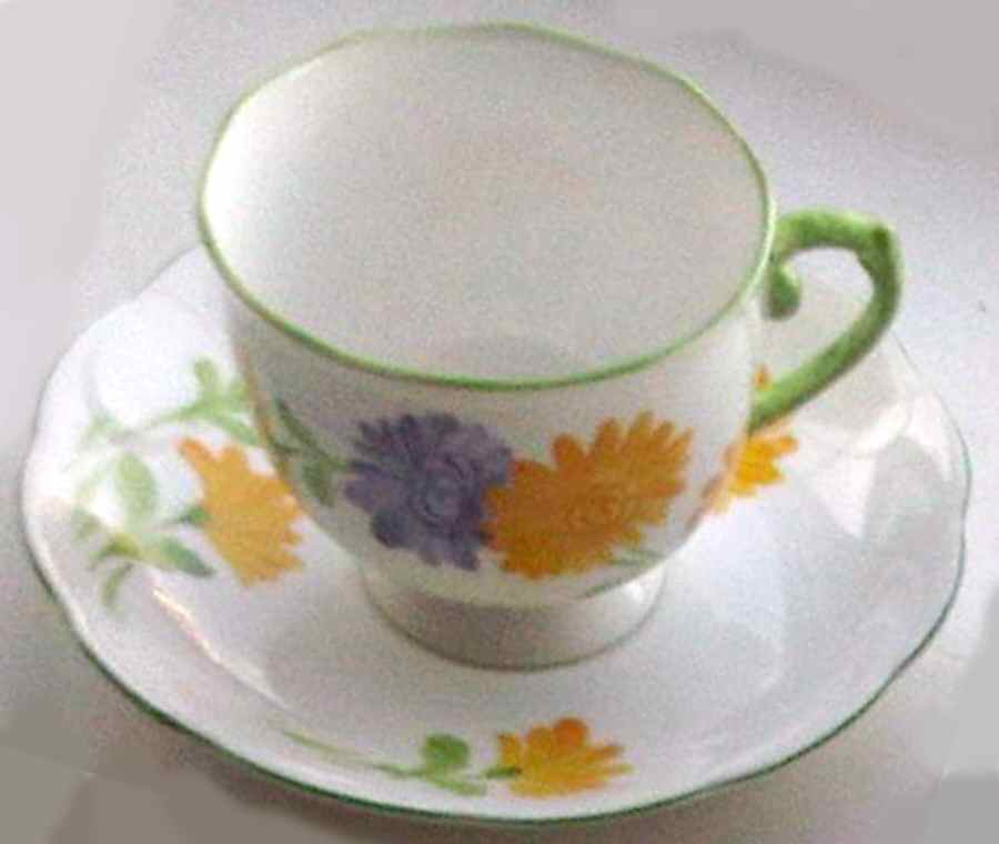 5569 Footed Cup & Saucer Set by Roslyn (England)-1