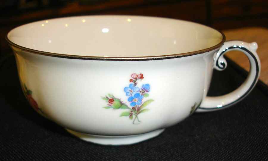 ROB452 Footed Cup by Royal Bayreuth-1
