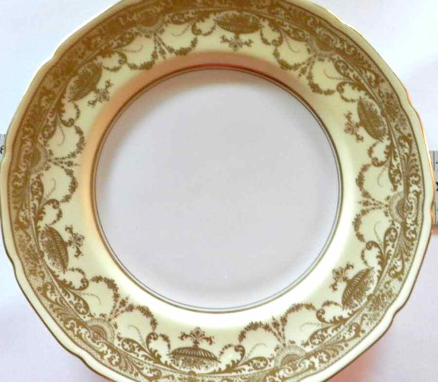 RD334 Dinner Plate by Royal Doulton-1
