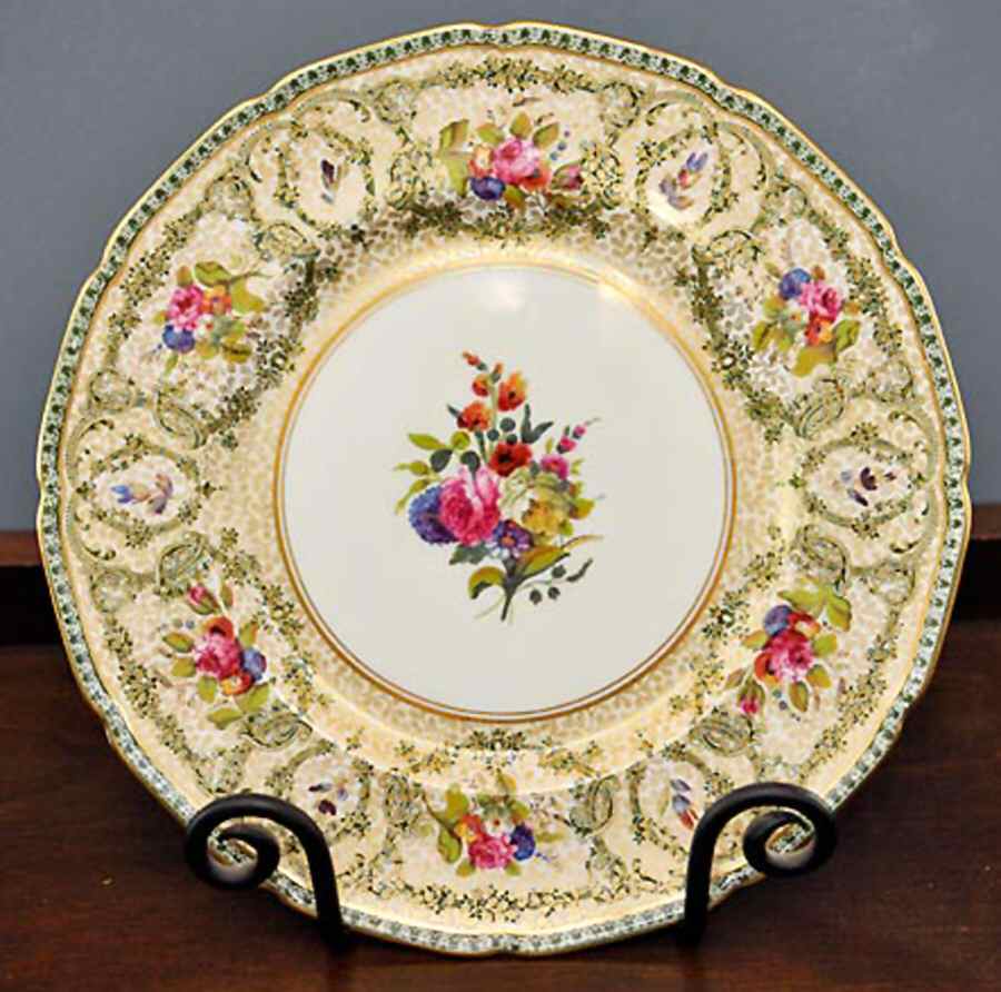 V142 Dinner Plate by Royal Doulton-1