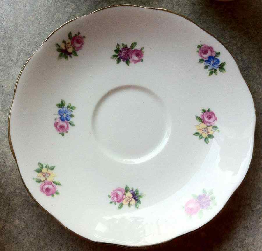 8435 Saucer by Roslyn (England)-1