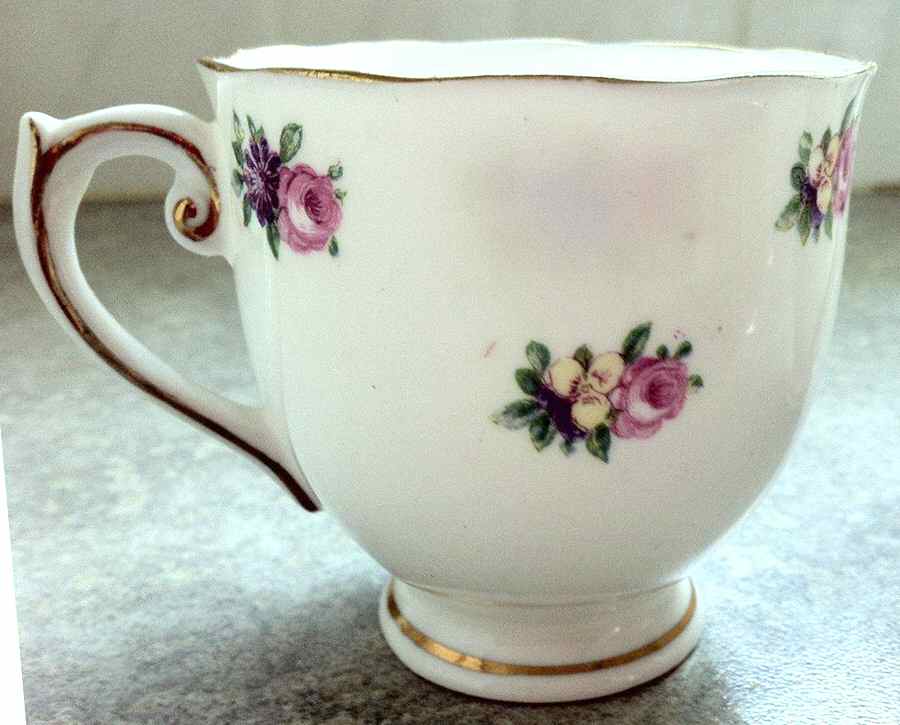 8435 Footed Cup by Roslyn (England)-1