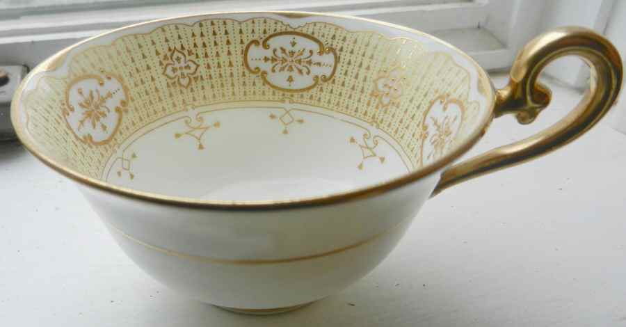 Hb7208 Footed Cup by Royal Doulton-1