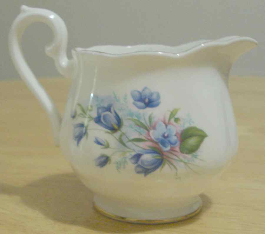 ROA265 Creamer by Royal Albert-1