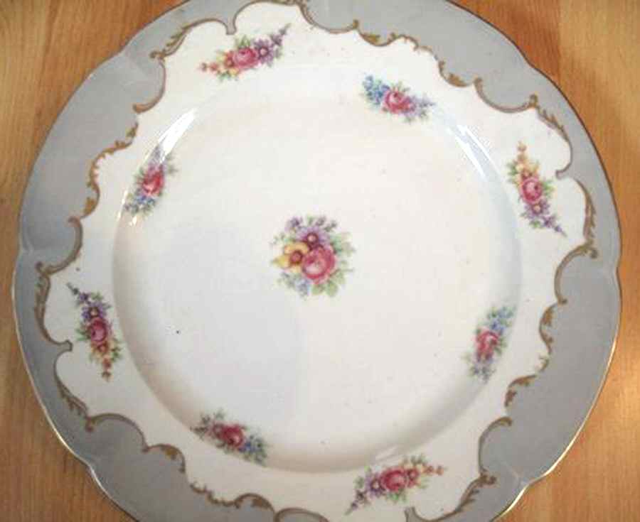 ROB462 Dinner Plate by Royal Bayreuth-1