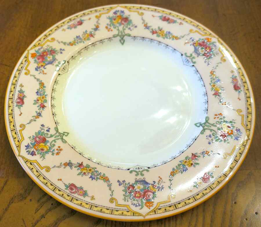 V354 Dinner Plate by Royal Doulton-1