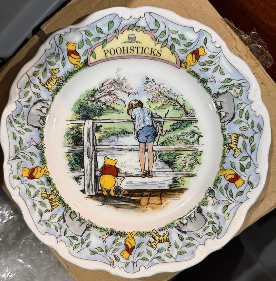 Winnie the Pooh Collection (Scall Salad Plate by Royal Doulton-1