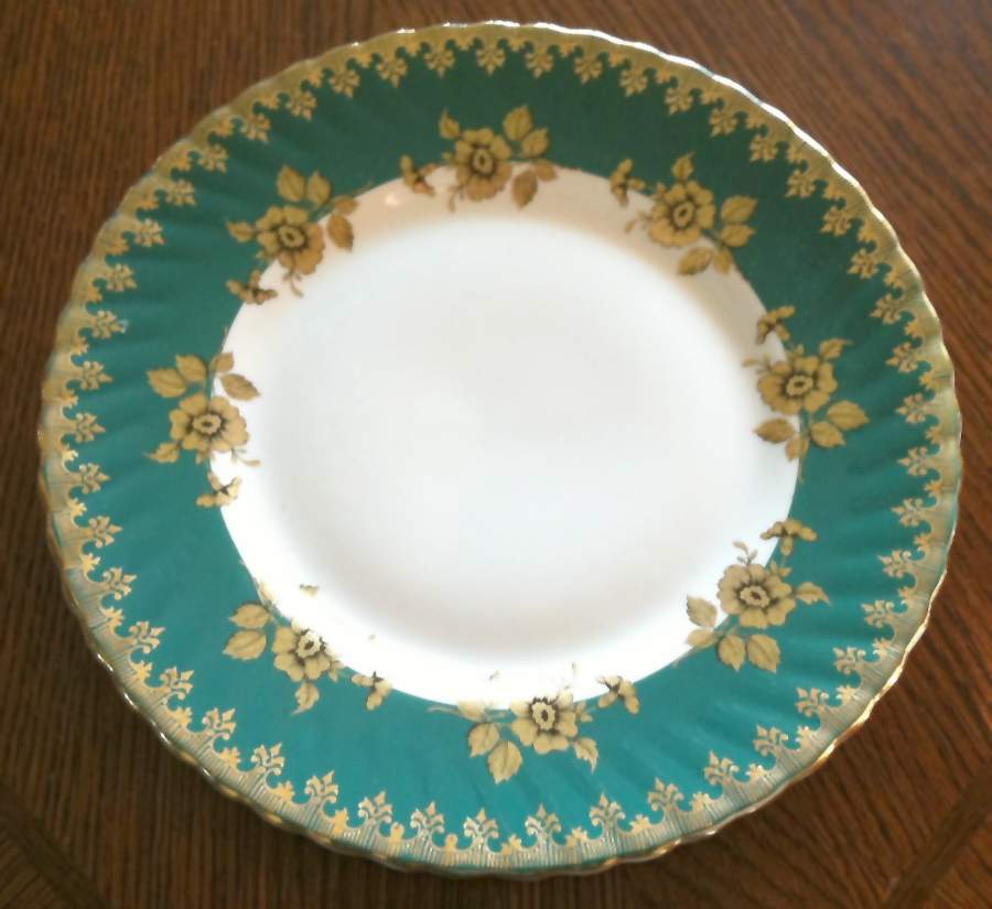RIA99 Dinner Plate by Rosina-Queens-1
