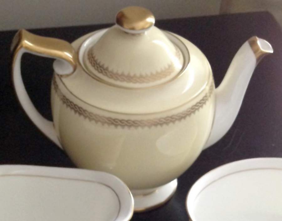 BB3507 Teapot & Lid by Royal Doulton-1