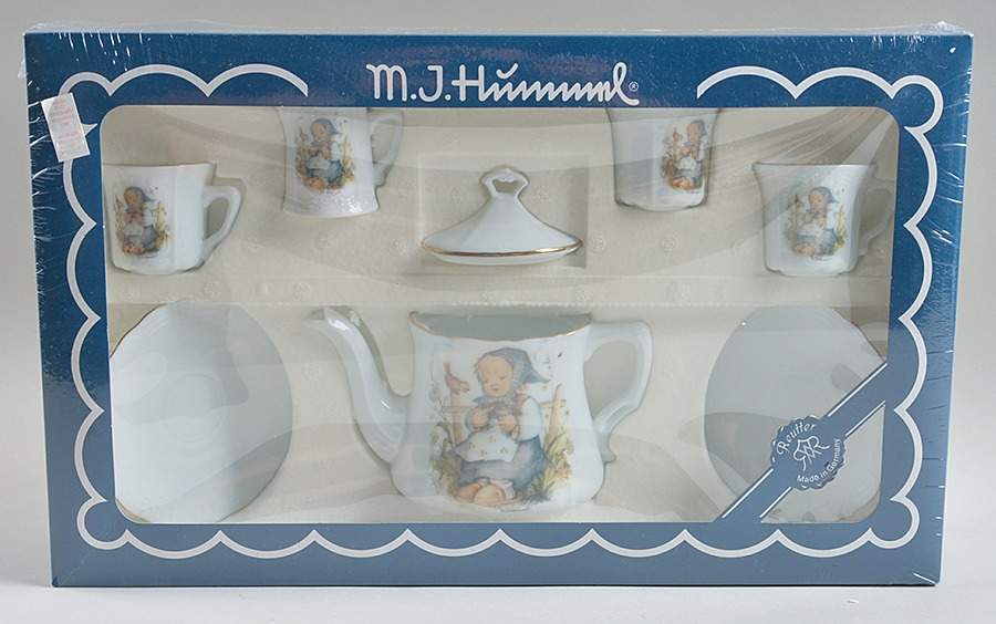 He Loves Me? (8 Piece) Child's Tea Set by Reutter Porzellan-1