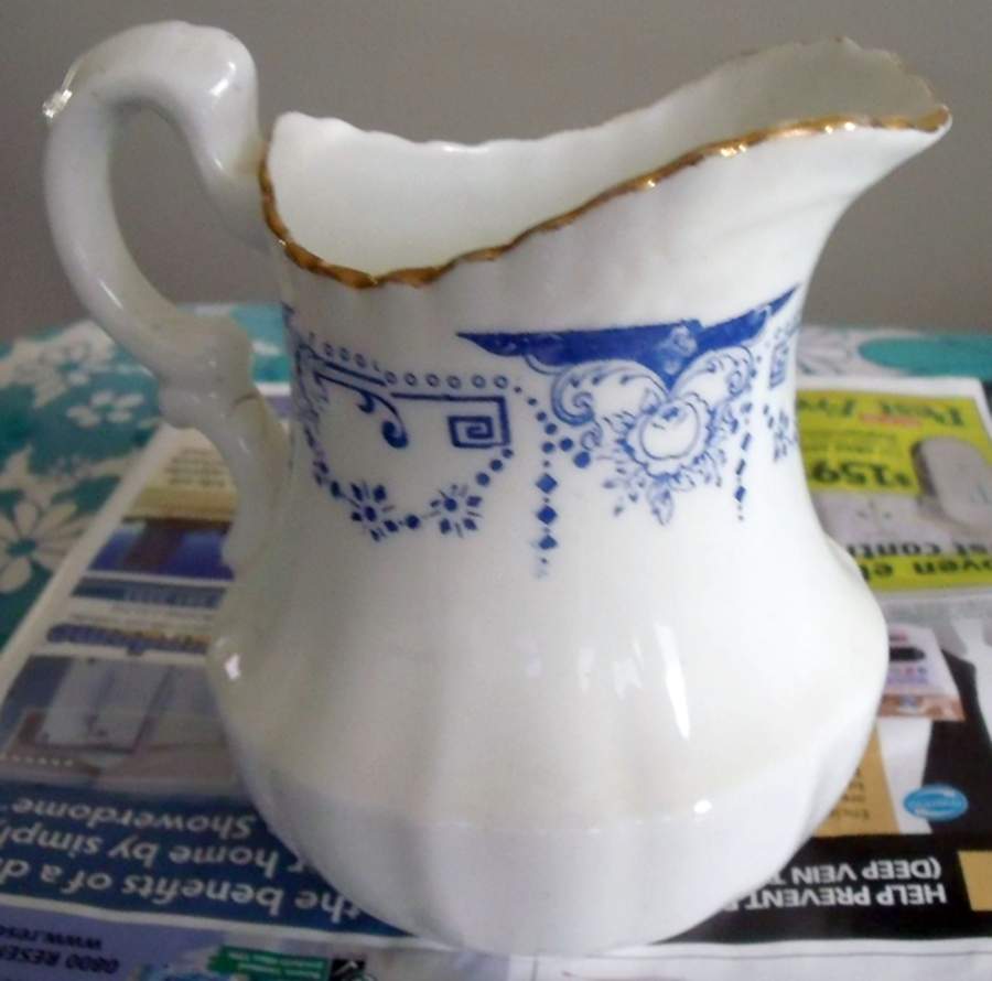 ROA892 Creamer by Royal Albert-1