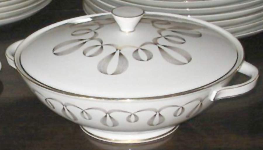 ROB479 Round Covered Vegetable by Royal Bayreuth-1