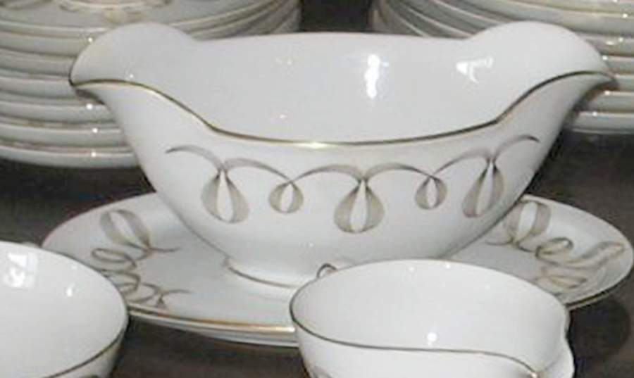ROB479 Gravy Boat with Attached Underplate by Royal Bayreuth-1