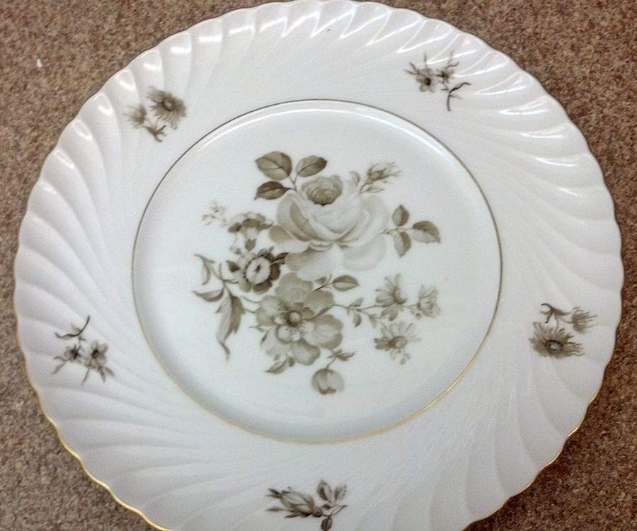 ROB480 Dinner Plate by Royal Bayreuth-1