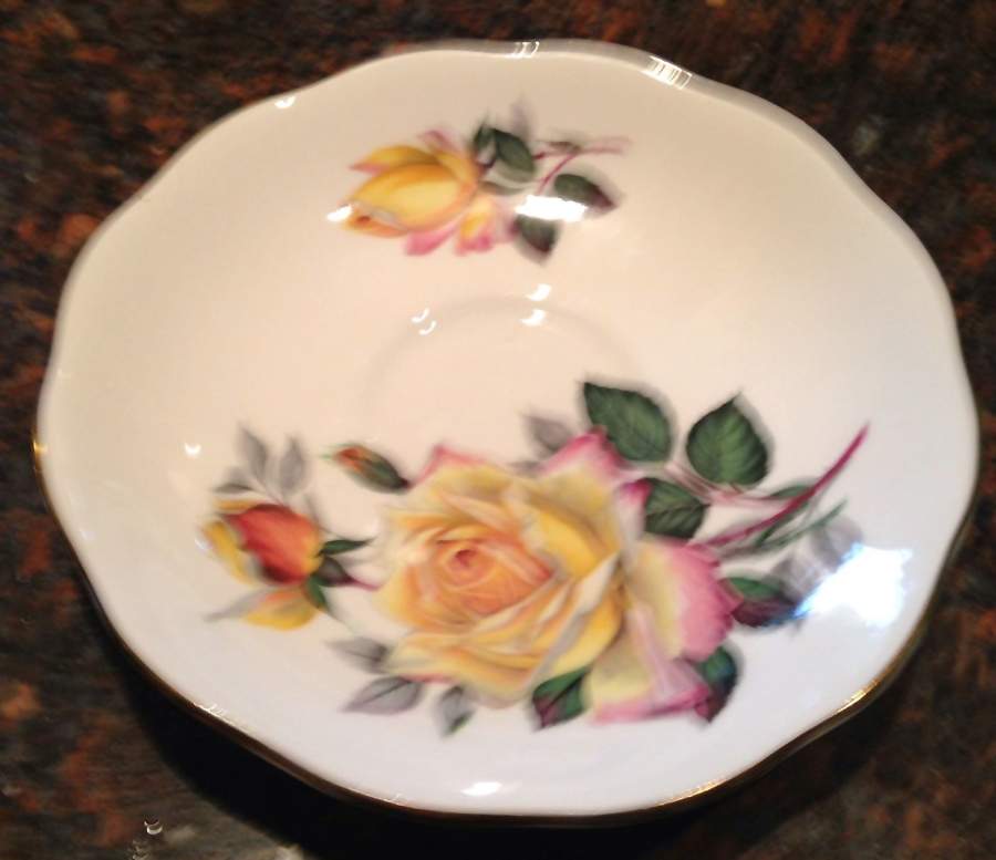 R1218 Saucer by Roslyn (England)-1